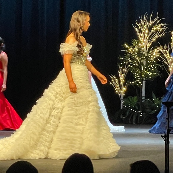 Sherri Hill White Off-Shoulder Prom Dress 00 - Picture 3 of 6